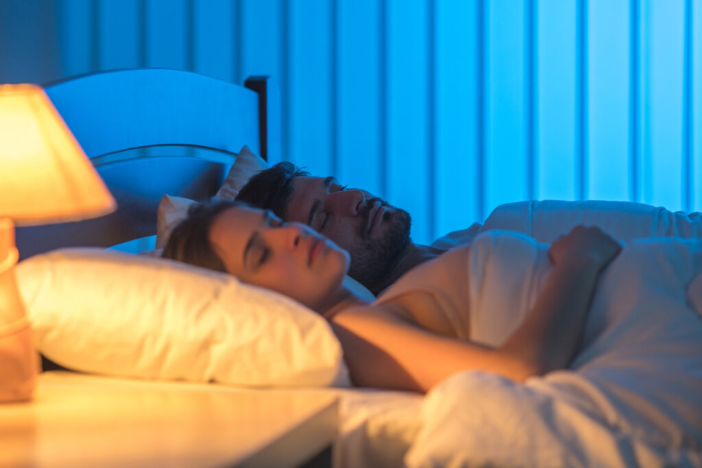 Couple-sleeping-in-bed